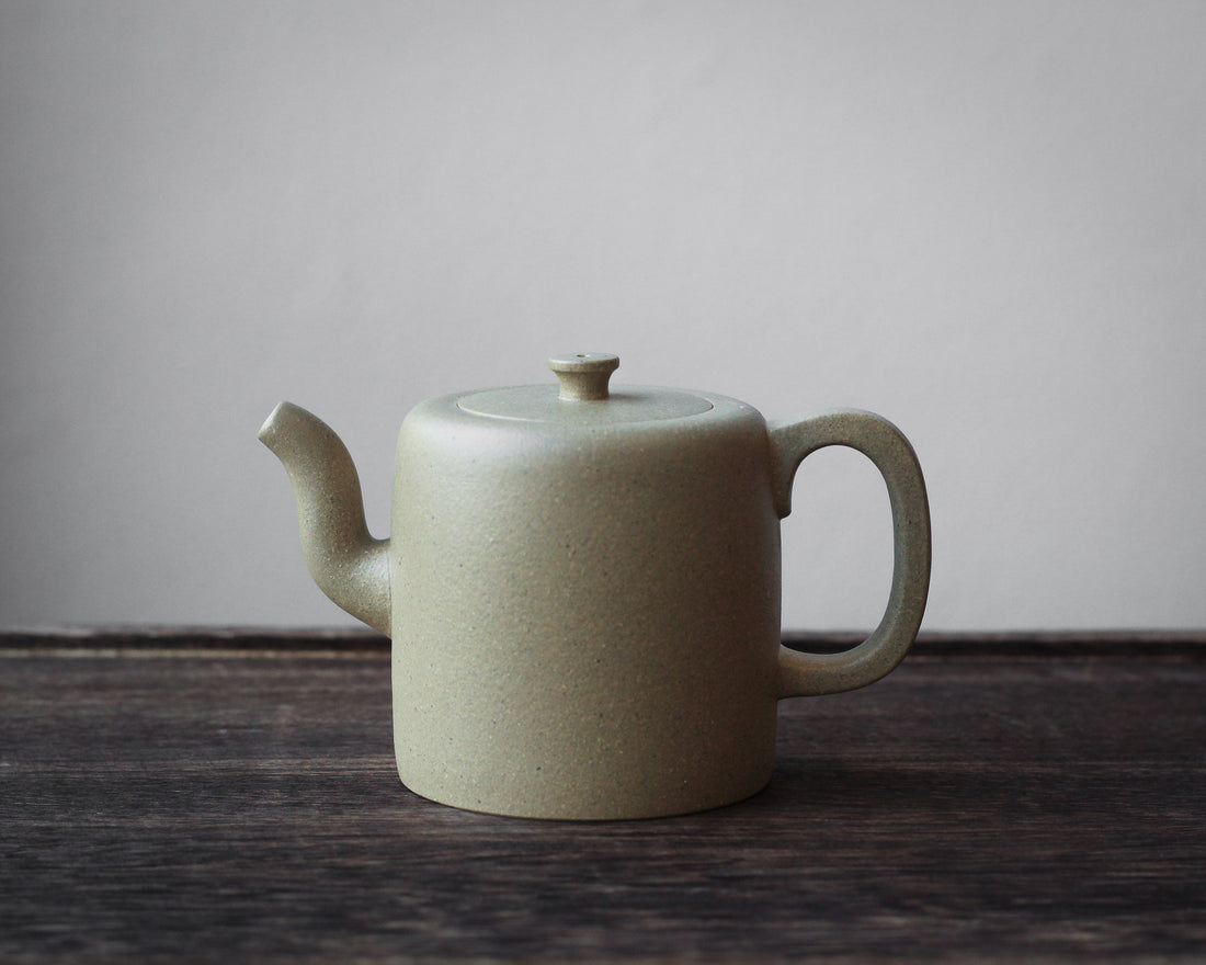 Xiao Zhitong 小直筒 - Yixing Teapot in Benshanluni green clay
