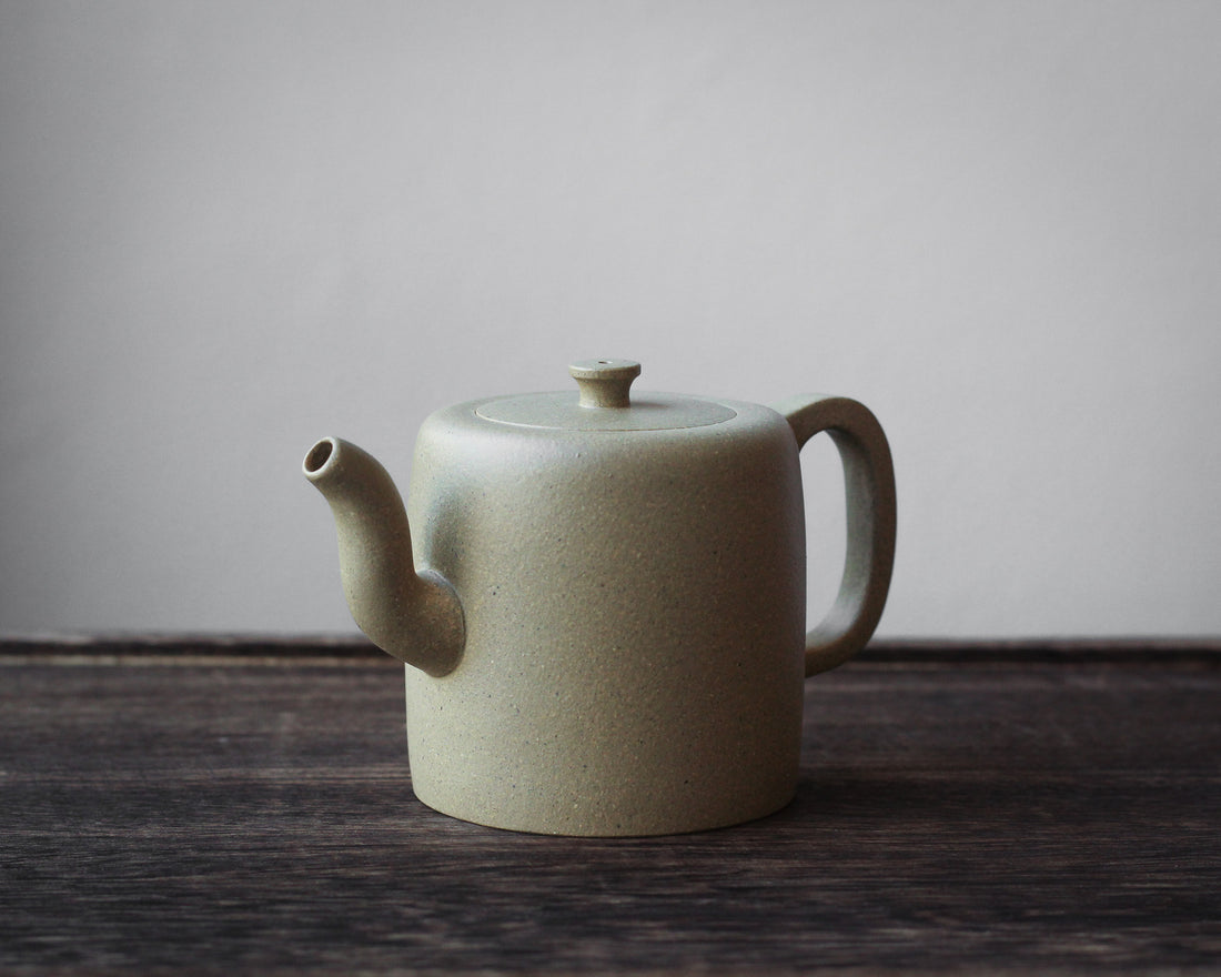 Xiao Zhitong 小直筒 - Yixing Teapot in Benshanluni green clay