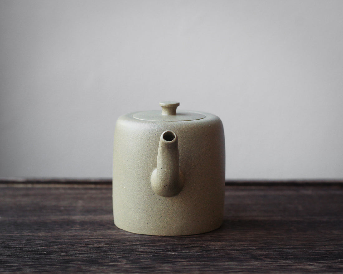 Xiao Zhitong 小直筒 - Yixing Teapot in Benshanluni green clay