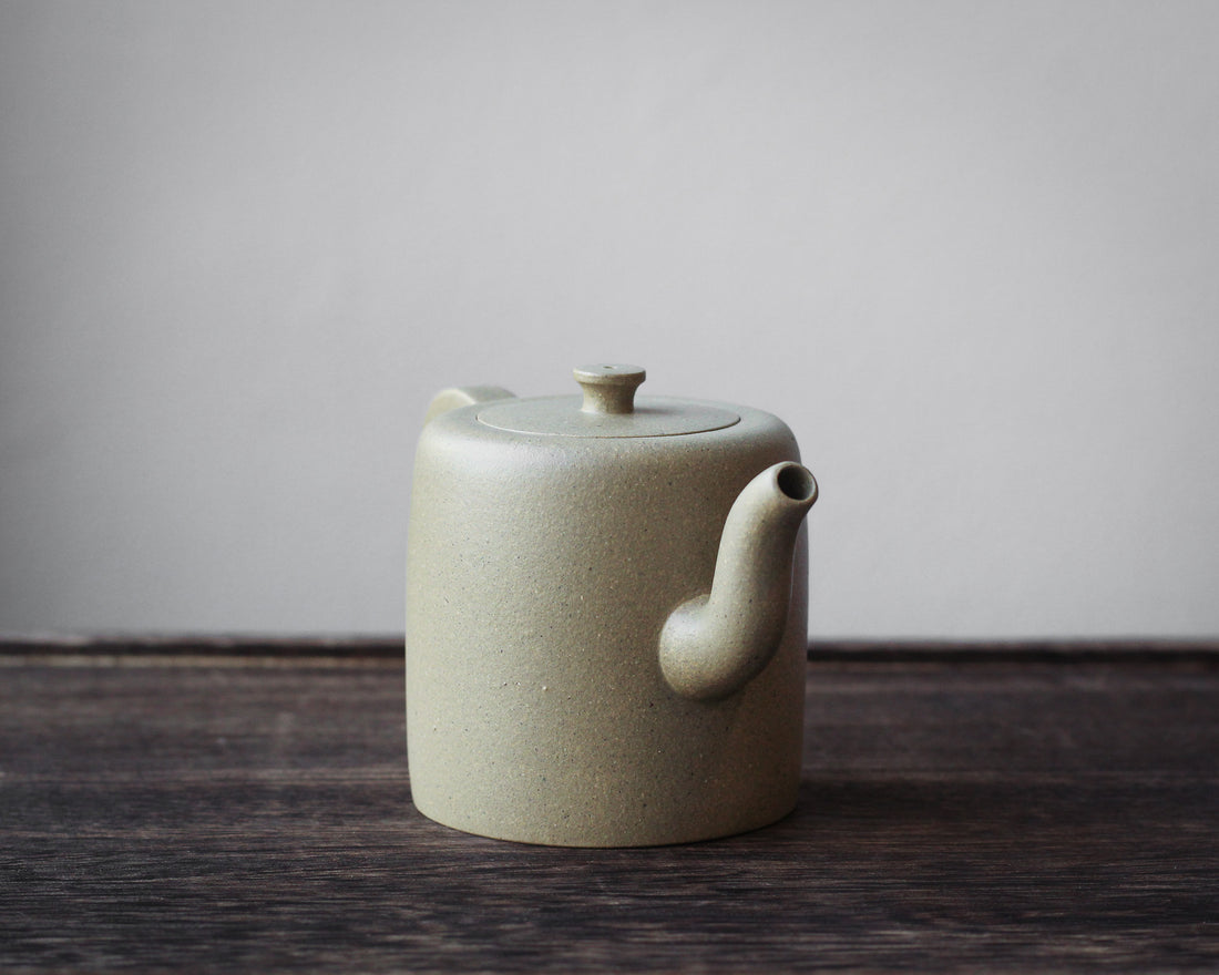 Xiao Zhitong 小直筒 - Yixing Teapot in Benshanluni green clay