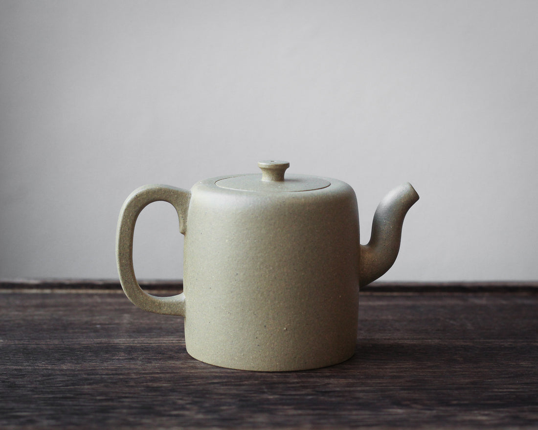 Xiao Zhitong 小直筒 - Yixing Teapot in Benshanluni green clay