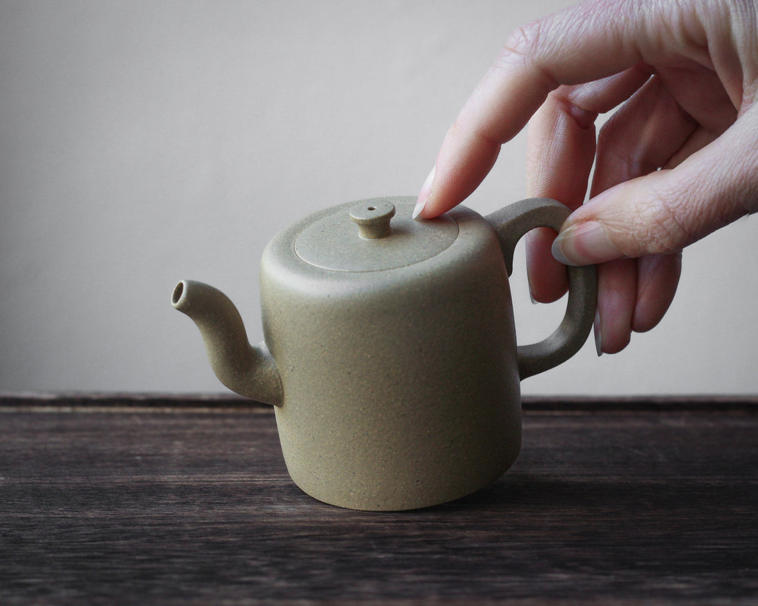 Xiao Zhitong 小直筒 - Yixing Teapot in Benshanluni green clay
