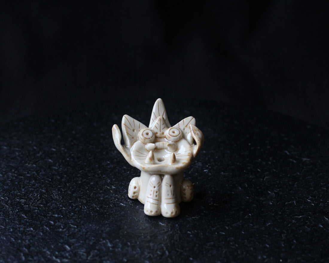 White Chimera Wamao 瓦猫 - Incense holder