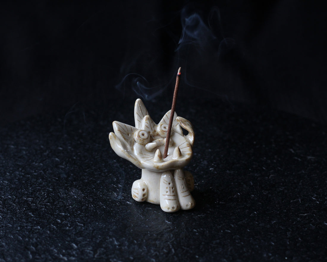 White Chimera Wamao 瓦猫 - Incense holder