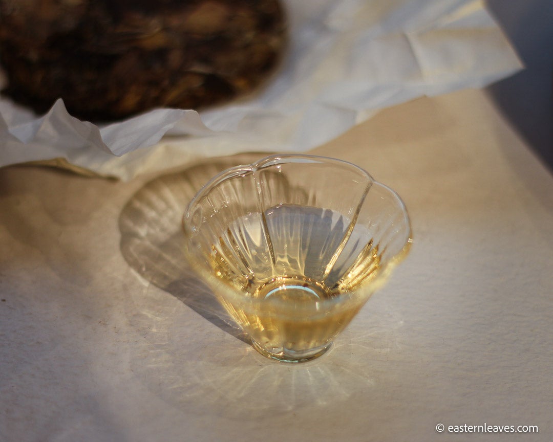white tea presse cake yueguangbai moonlight from Yunnan, Nannuo, China, loose-leaf for gongfucha, brew detail in glass cup flower shape