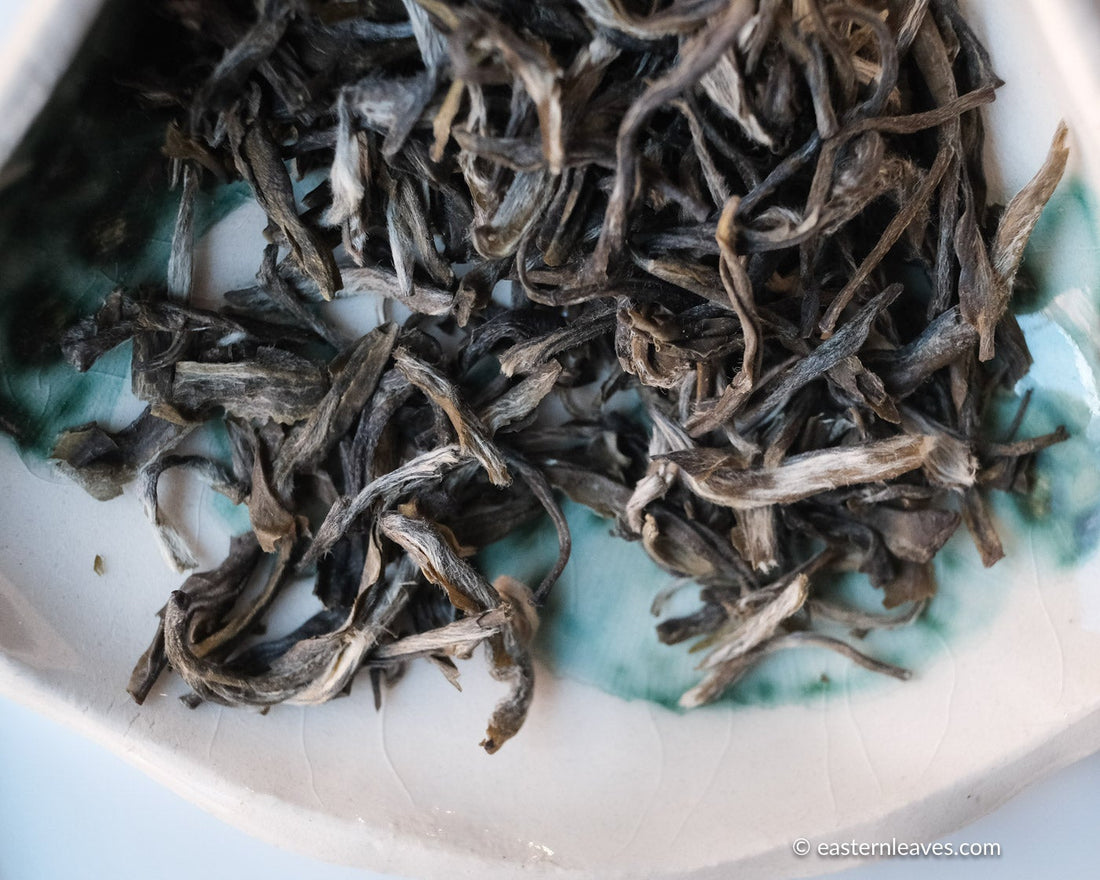 Jasmin green tea Chinese in loose-leaf, scented in high quality processing, on ceramic tray hand painted 